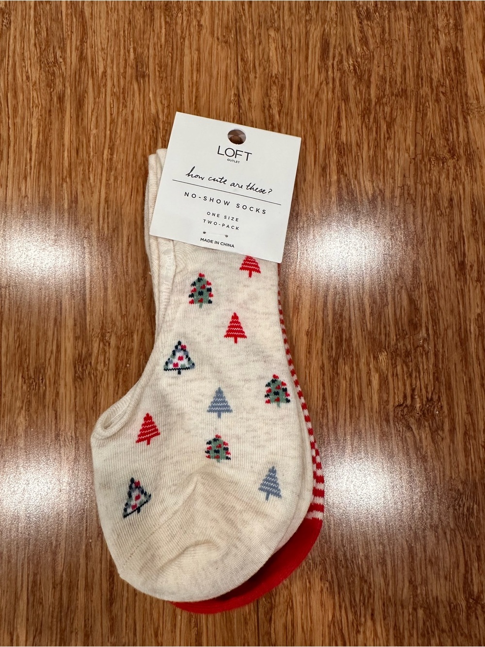 LOFT No-Show Socks in Cream with Red & Green Tree Motifs (2-Pack)